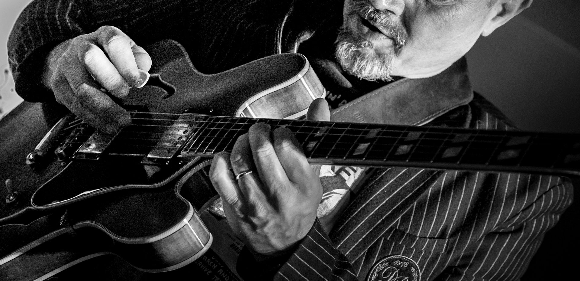 Andrea Rotoli suona la chitarra